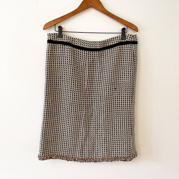 Moschino Floral Appliqué Beige Tweed Chain Hem Skirt, Size 12 - Picture 2 of 6